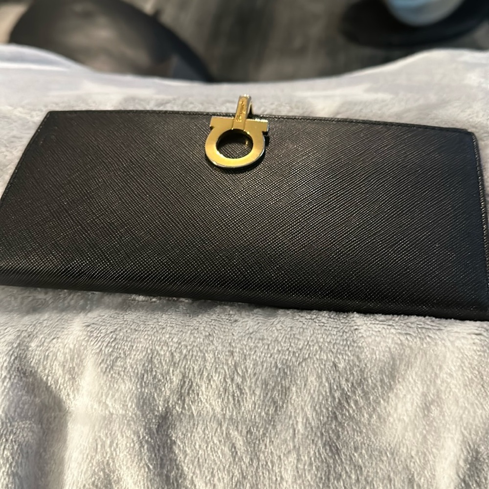 Salvatore Fergarmo used black wallet great condition zipper works,